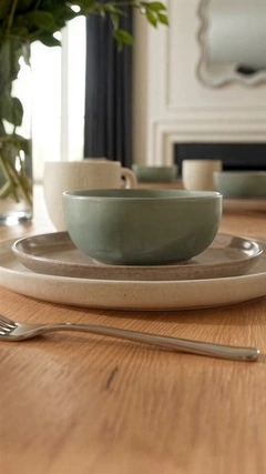 Creator presenting a ceramic dinnerware collection